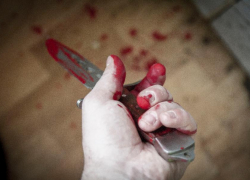 Ревнивая женщина ударила ножом в грудь своего мужчину из-за другой дамы