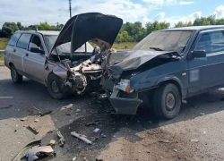 Последствия лобового столкновения легковушек показали на фото в Воронежской области