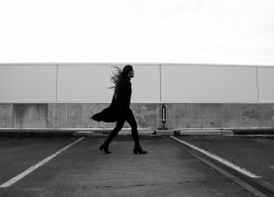 Угрожая убийством, 23-летнюю девушку изнасиловали у гаражей в Воронежской области