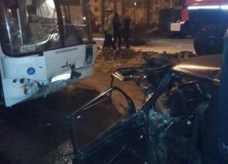 В столкновении легковушки и маршрутного автобуса погиб воронежец