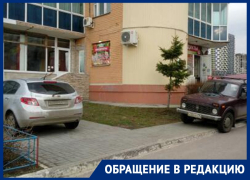Местом хамской парковки стал тротуар у воронежской многоэтажки