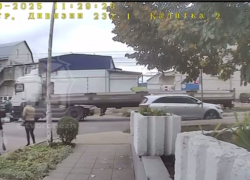 Женщина попала под колеса фуры в Воронеже – опубликовано видео