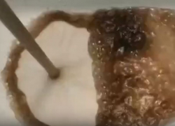 Вода цвета чернил полилась из кранов на улице Минской в Воронеже