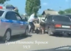 Драку воронежца с полицейским сняли на видео