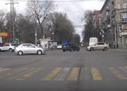 На видео попало, как лихач на Opel снес Mercedes в Воронеже