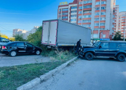 Грузовик влетел в три припаркованных авто у окружной дороги Воронежа
