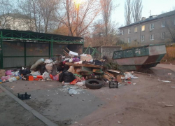 Гора мусора в окружении пустых контейнеров ТКО разродилась во дворе дома в Воронеже