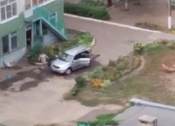 У здания детского сада в Воронеже устроили автомойку 