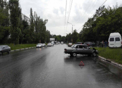 В Воронеже маршрутку после ДТП отбросило на газон