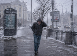 Снег, дорогущее такси и пробки: чем удивил воронежцев очередной апрельский понедельник