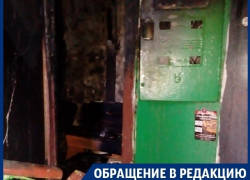 Покрытые копотью стены подъезда напоминают воронежцам о жутком пожаре