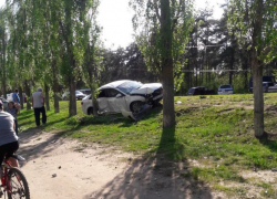 В Воронеже иномарка снесла линию электропередач