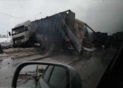 Стало известно, как столкнулись грузовики на М4 под Воронежем