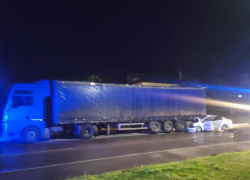 Иномарка влетела под припаркованную фуру под Воронежем 