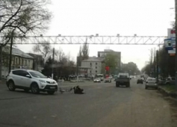 Момент столкновения кроссовера с велосипедистом в Воронеже попал на видео