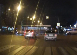 Три нарушения ПДД за полминуты: водители воронежских автобусов цинично пренебрегают здоровьем пассажиров