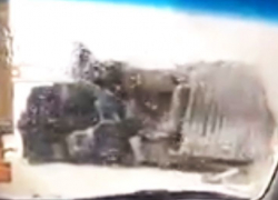 На заснеженной воронежской дороге перевернулась фура и попала на видео