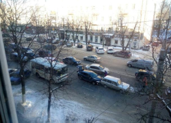 В центре Воронежа столкнулись четыре автомобиля и автобус