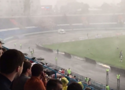 Сильнейший ураган в Воронеже прервал игру «Факела» с «Шинником» и попал на видео