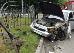 В Воронеже водитель вдребезги разбил «Приору», когда протаранил забор