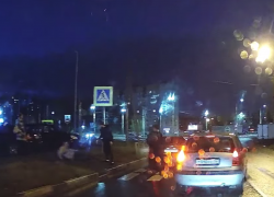  Автомобилист напал на пешехода в Воронеже – опубликовано видео 