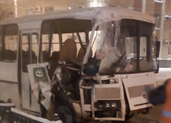 Жуткие последствия ДТП с ПАЗом и легковушкой показали на фото в Воронеже