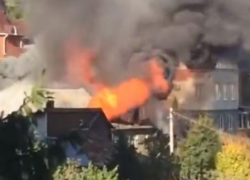 Пылающий частный дом попал на видео в Воронеже