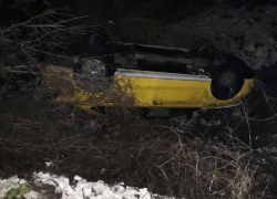 В Воронеже из-за лихача на "встречке" перевернулось такси с пассажиром