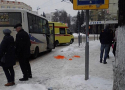 Женщина с ребенком попала под колеса маршрутки в центре Воронежа 