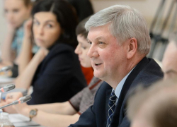 О нелегкой доле чиновников поведал губернатор Александр Гусев