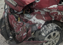 Мусоровоз превратил иномарку в груду металла в Воронеже