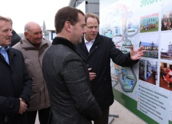 Дмитрий Медведев посмотрел в Воронежской области на управляемое стадо коров и самоходных роботов