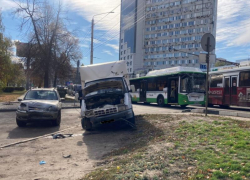 Массовая авария с участием пассажирского автобуса случилась в центре Воронежа