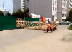 Огромный строительный кран рухнул на дорогу в Воронеже 