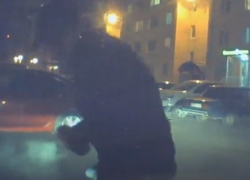 Пьяный дебошир разгромил Volkswagen и попал на видео в Воронеже