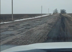 Нужен танк: в Воронежской области устали от ям на дороге