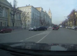 Дрифтующий BMW M5 снес припаркованную «Ладу» и попал на видео в Воронеже 