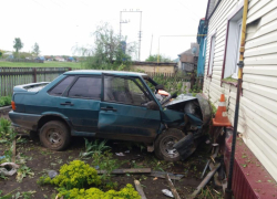 Девушка без прав протаранила стену дома в воронежском селе