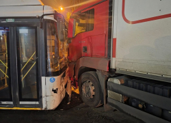 Водитель автобуса №27 спровоцировал массовое ДТП с восемью машинами в Воронеже