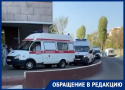 Пробка из машин скорой помощи образовалась у больницы в Воронеже