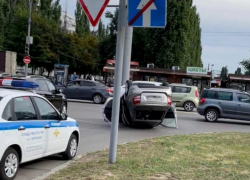 BMW перевернула "Ладу" с ребенком на глазах у полицейских в Воронеже 