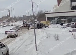 Полной неожиданностью обернулось «противостояние» трактора и иномарки в Воронеже 