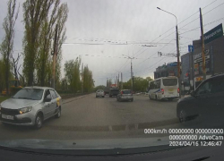 Дерзкий поступок таксиста «против шерсти» попал на видео в Воронеже 