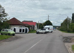 «Девятка» опрокинула минивэн в Воронежской области – опубликовано фото 