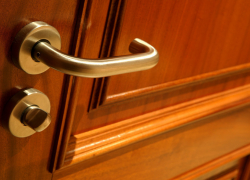 В Воронеже 2-летнюю девочку придавило дверью в магазине