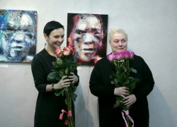 Сестры-художницы из Кёльна показали воронежцам свои картины на выставке «Texthintergrund»