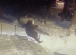 Жесткие падения у подъезда показали на видео в Воронеже 