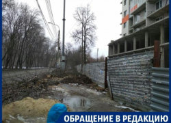 Воронежцев пустили по грязевой жиже по дороге в школу