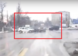 Массовая авария на перекрестке попала на видео в Воронеже