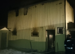 В Воронеже выгорела двухэтажная надворная постройка